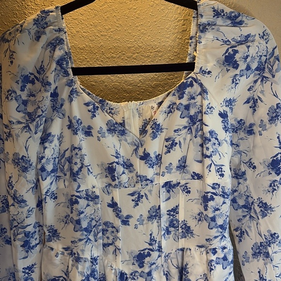 D & M Floral Blue and White Long Sleeve Mini Dress/ Size small/ like new! - Picture 3 of 11